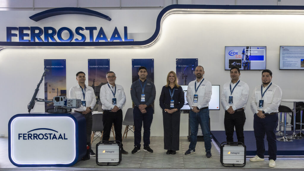 Equipo de Ferrostaal y Equipment Solutions participando en Exponor 2026 presentando soluciones tecnológicas para minería e industria.