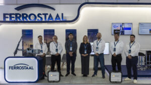 Equipo de Ferrostaal y Equipment Solutions participando en Exponor 2026 presentando soluciones tecnológicas para minería e industria.